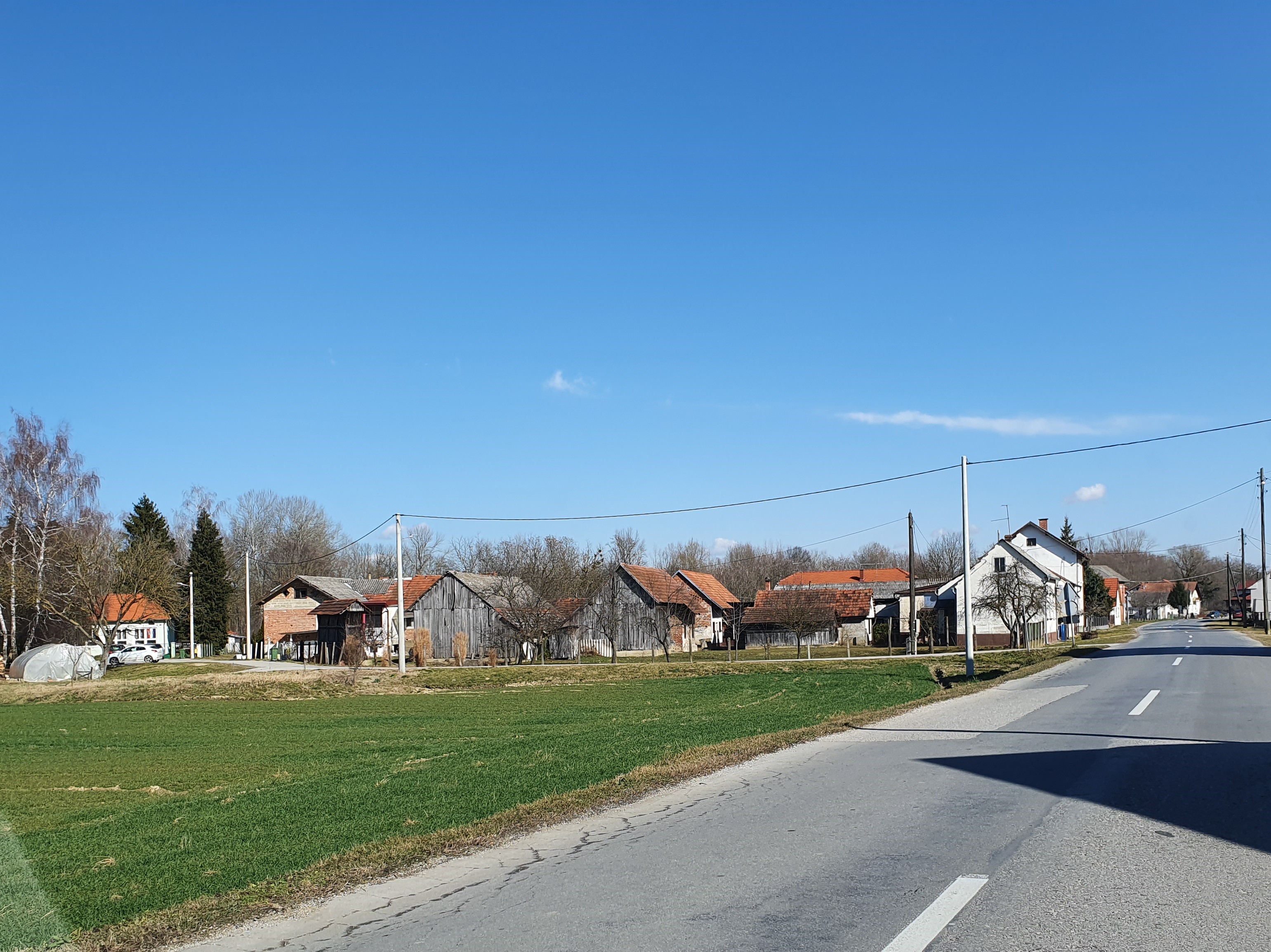 Pristupni_put_šljunčari_i_put_kojim_učenici_prolaze_do_škole._._._._._._1.jpg