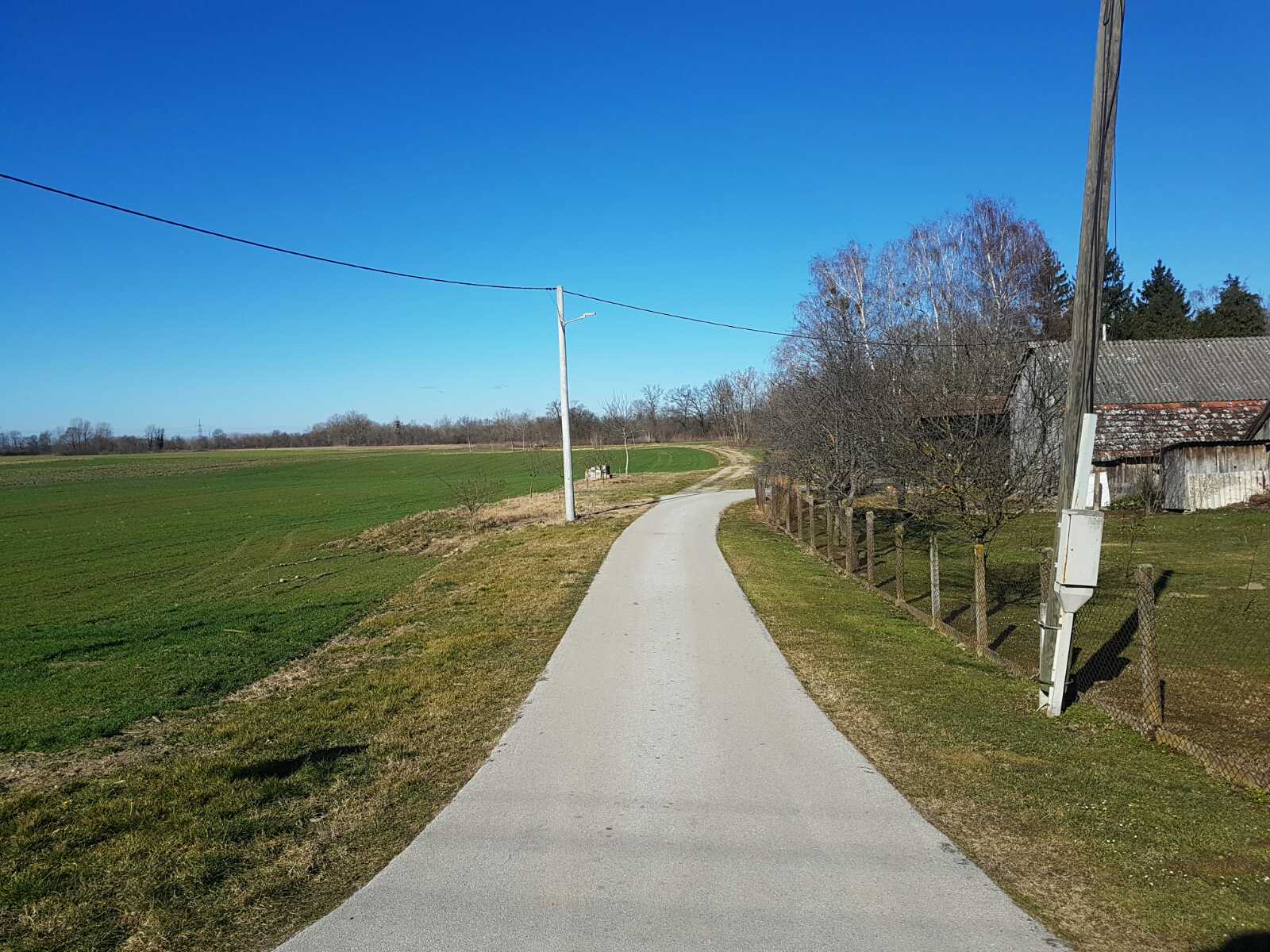 Pristupni_put_šljunčari_i_put_kojim_učenici_prolaze_do_škole.jpg